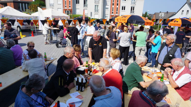 Foto vom Jubiläumsfest der Kolpingsfamilie Velbert (160 Jahre Kolpingsfamilie Velbert). Das Foto zeigt viele Menschen die Essen und trinken, sich bei schönstem Wetter unterhalten.