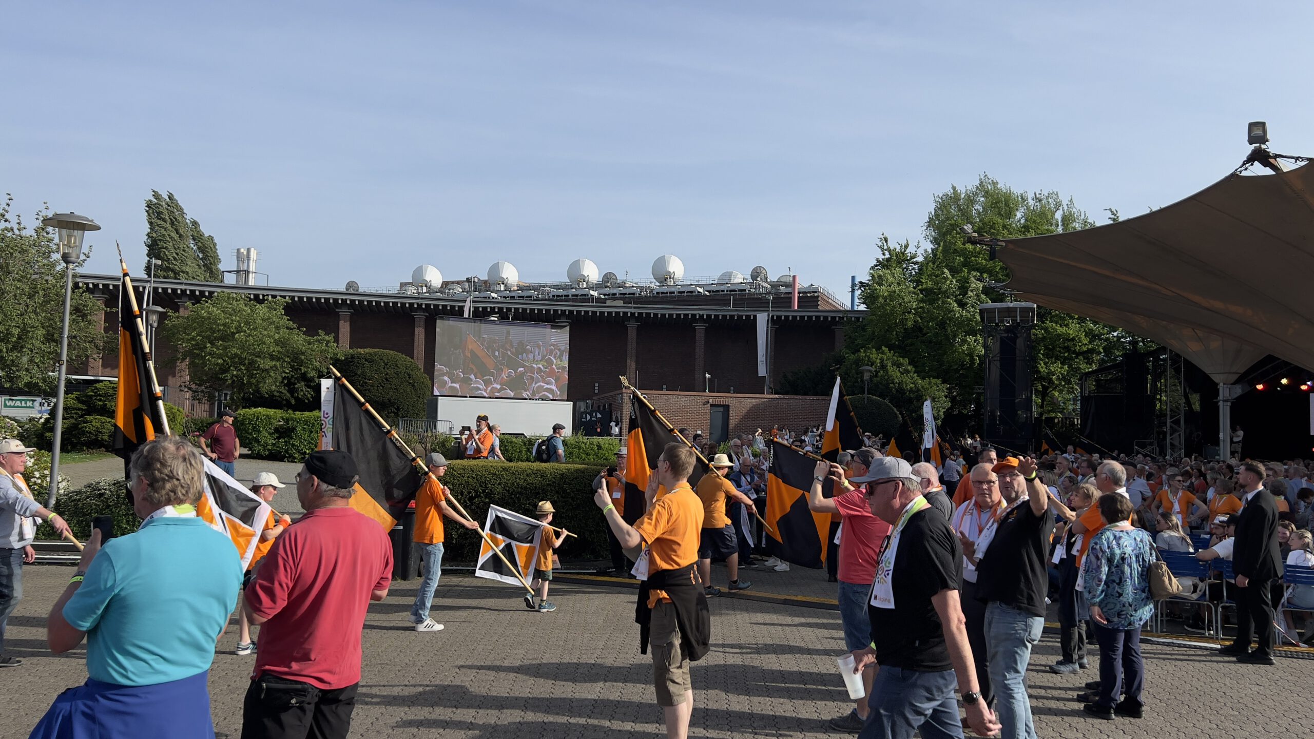 175 Jahre Kolping - Bannereinmarsch zur Eröffnung