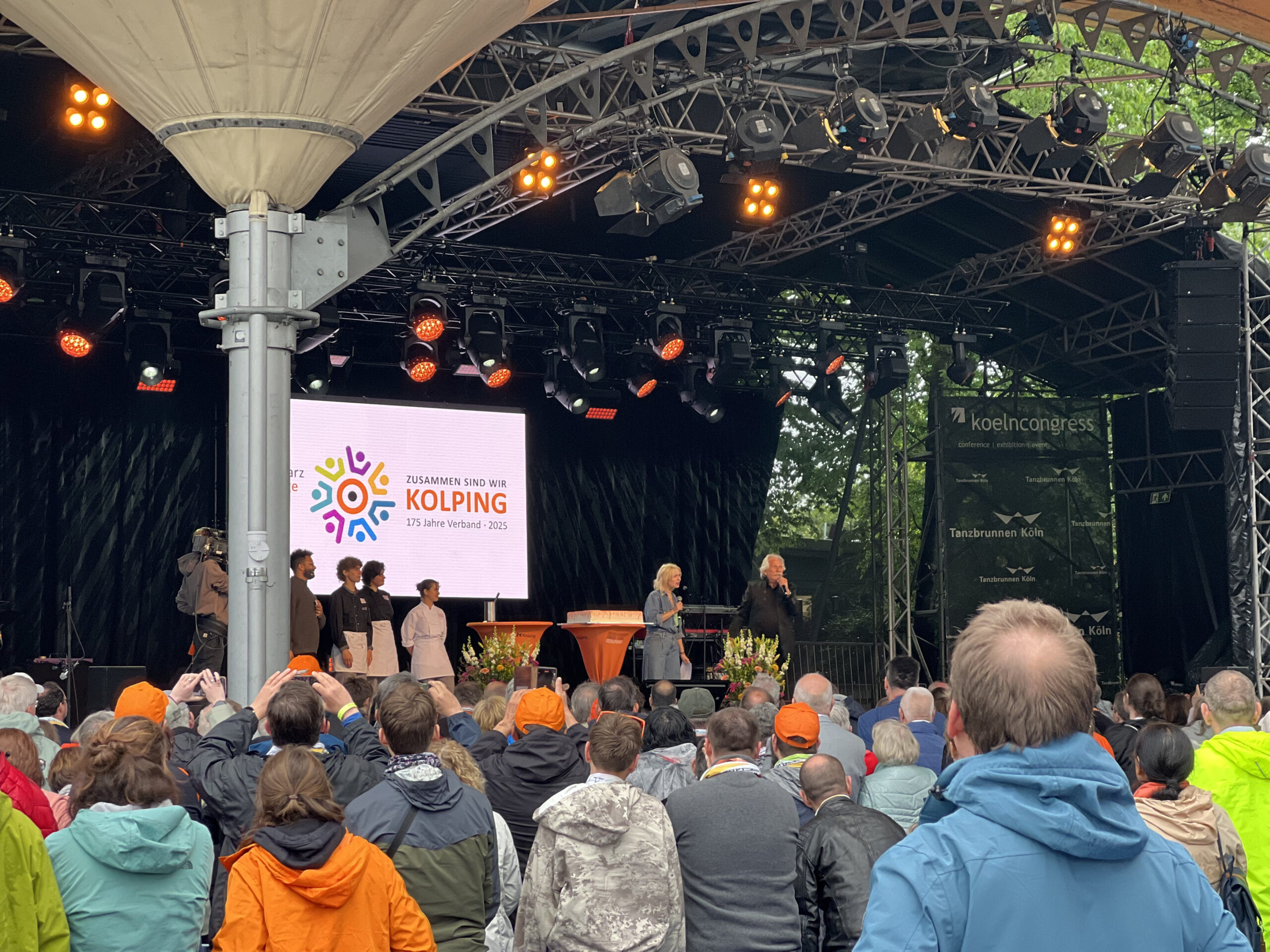 175 Jahre Kolping - Anschnitt Geburtstagstorte mit Henning Krautmacher und den Bäckerlehrlingen auf der Bühne am Tanzbrunnen in Köln