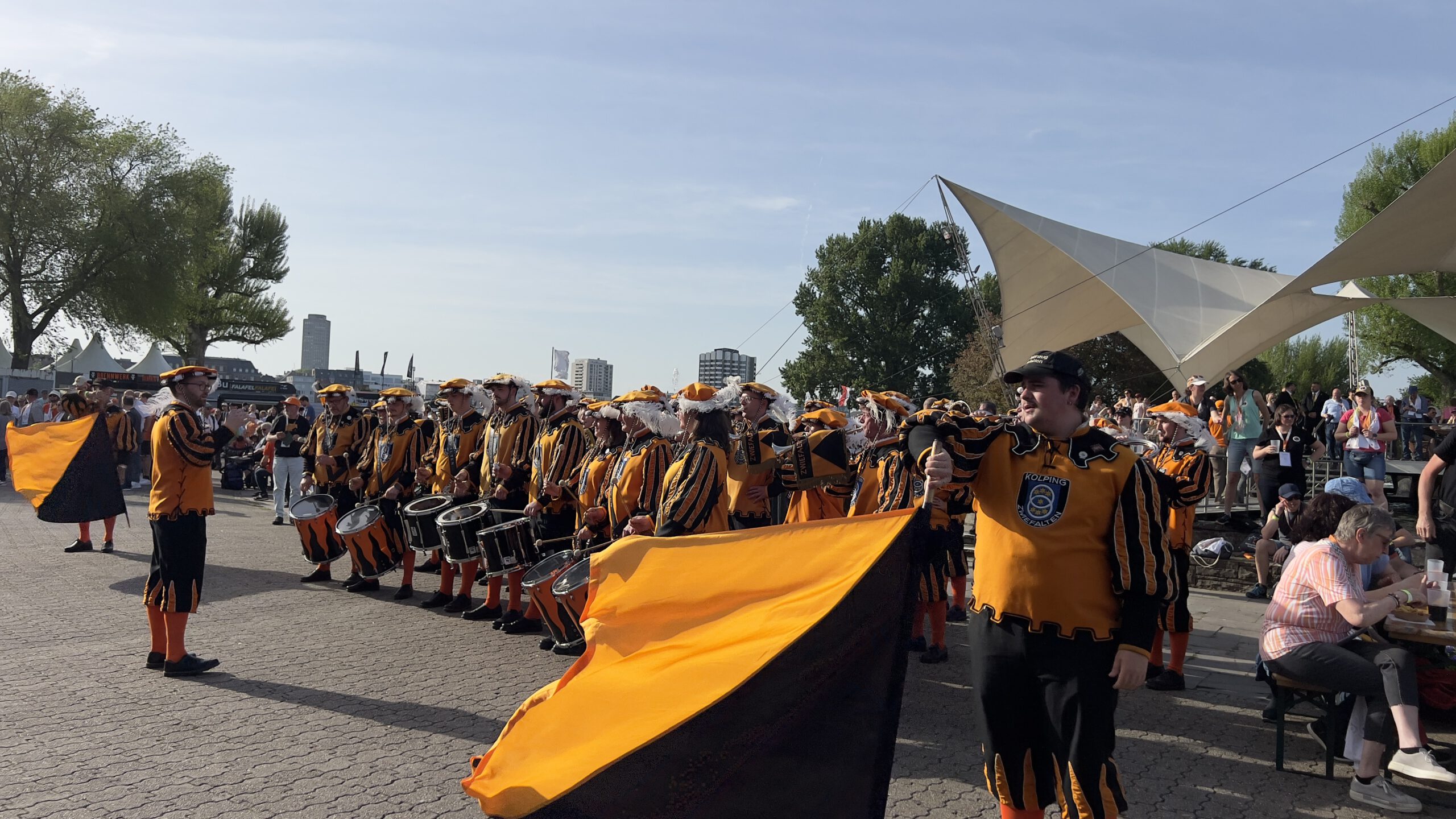 175 Jahre Kolping - Fanrahrenzug Zwiefalten spielt zum Bannereinzug.