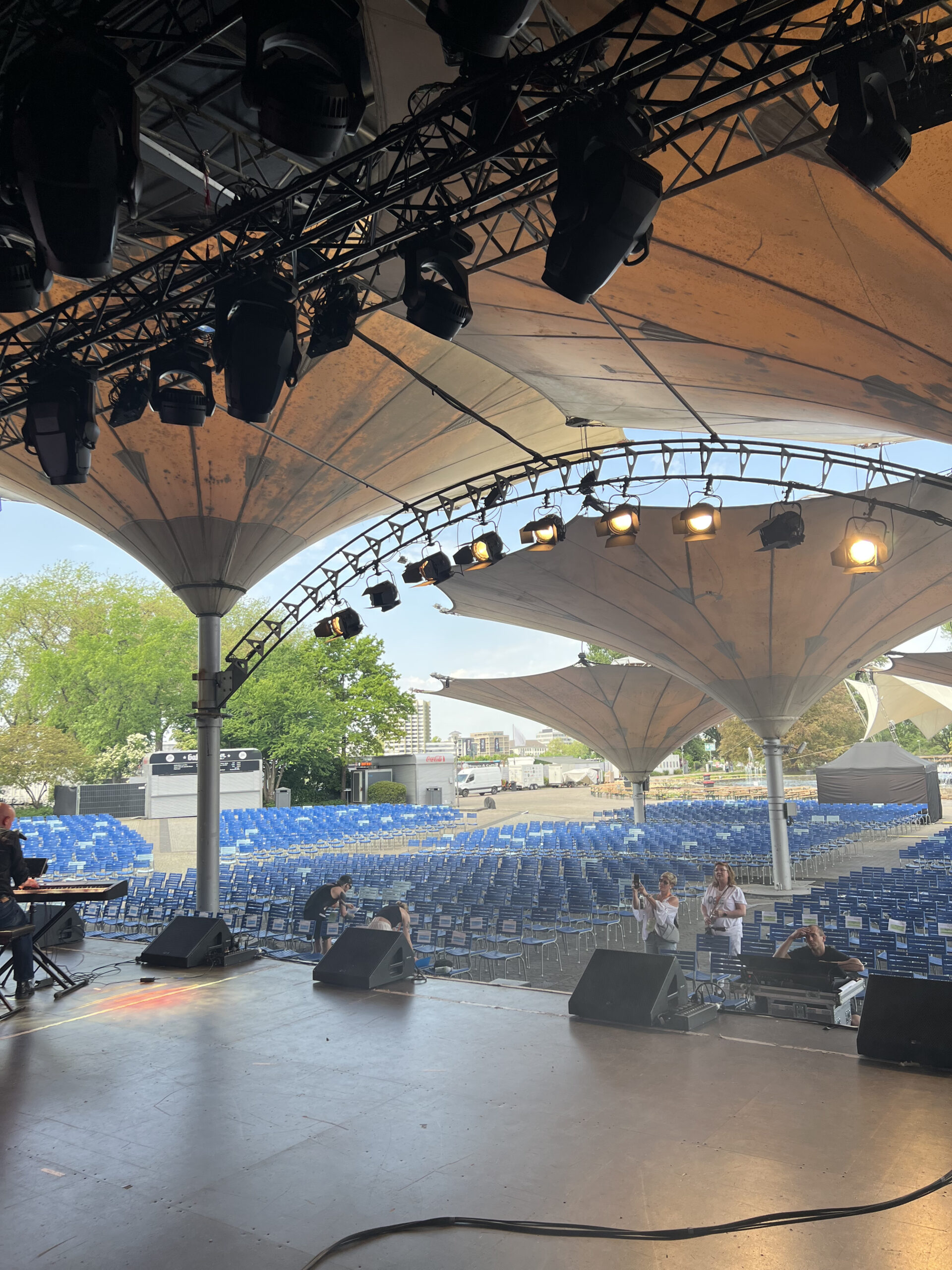 175 Jahre Kolping - Sicht von der Bühne am Tanzbrunnen. Noch ist kein Besucher da.