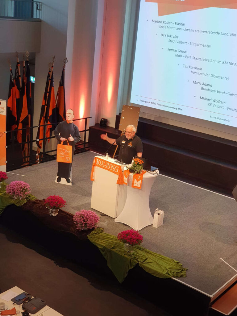 Foto Diözesanversammlung Diözesanverband Kolping Köln, am Rednertisch Michael Wolframm, Vorsitzender der Kolpingsfamilie Velbert
