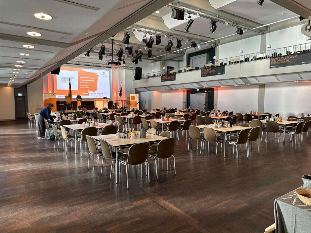 Foto Diözesanversammlung Diözesanverband Kolping Köln, Impression des noch leeren Saals im Forum Velbert. Die Tische sind vorbereitet. Kaffee steht bereit.