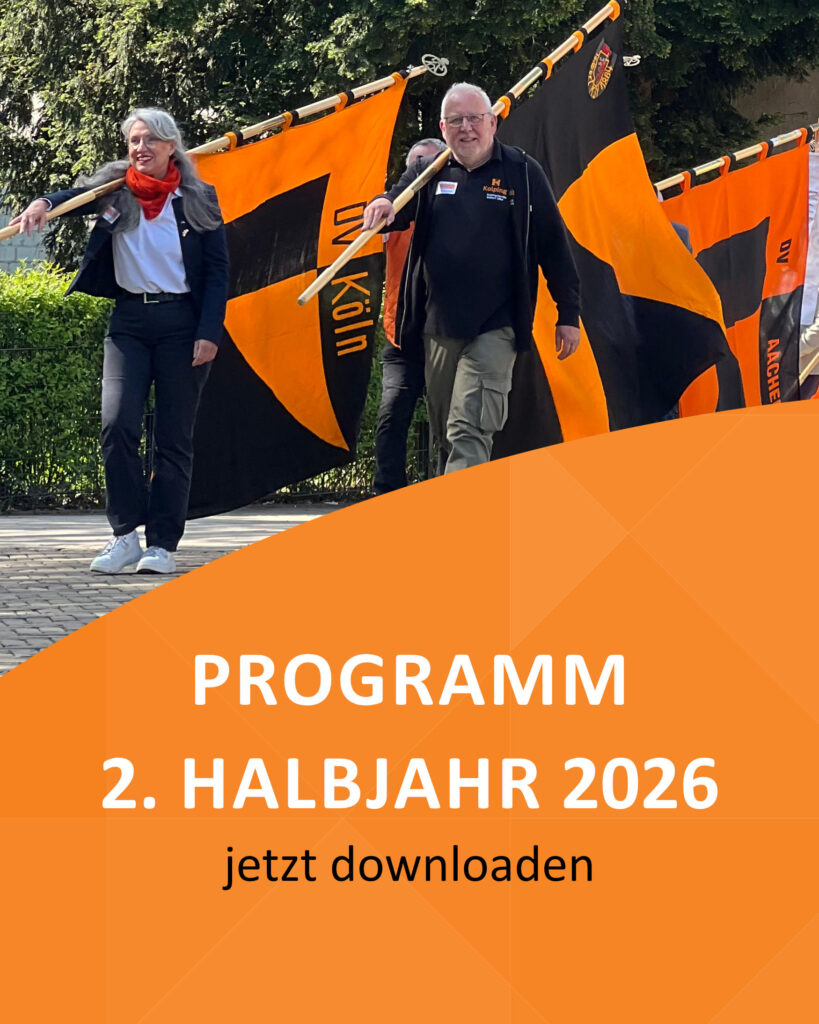 Hinweisbild Programm 2. Halbjahr 2026 "jetzt downloaden" Oben ein Foto der Diözesanversammlung 2026 in Velbert vom Bannerzug durch die Innenstadt. Bannerträger sind zu sehen, die ihre Banner der Kolpingsfamilie tragen.